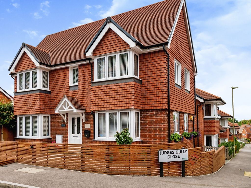 3 bed detached house for sale in Bow Lake Gardens,