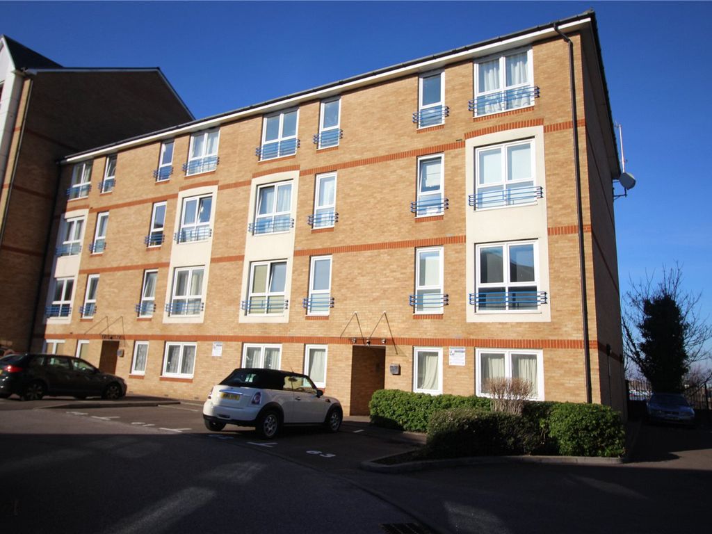 2 bed flat to rent in Fairfield Square, Stuart Road, Gravesend, Kent