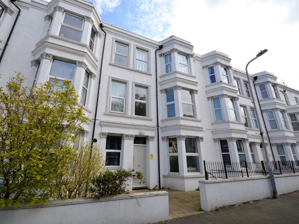 2 bed flat to rent in Hereward House, Gordon Rd, Cliftonville CT9, £975