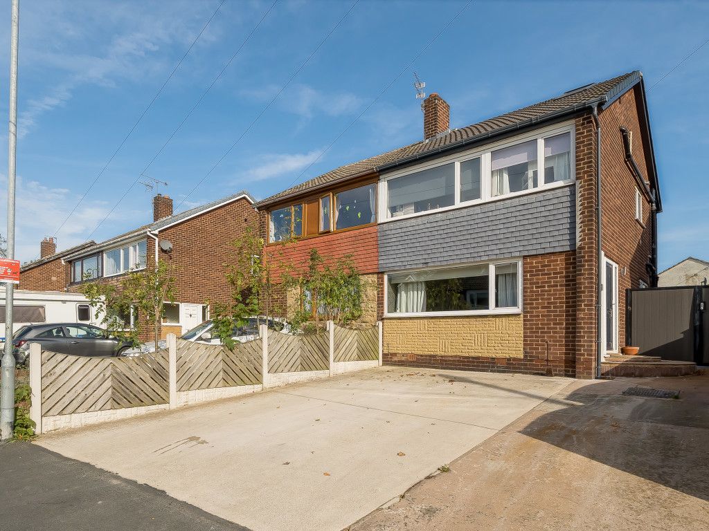 4 bed semidetached house for sale in Victoria Way, Wakefield, West