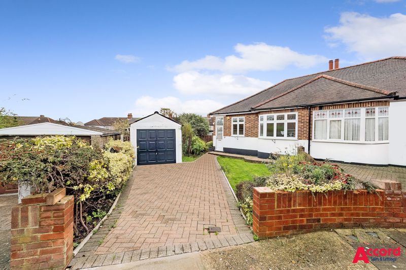 2 bed semidetached bungalow for sale in Heather Close, Rise Park