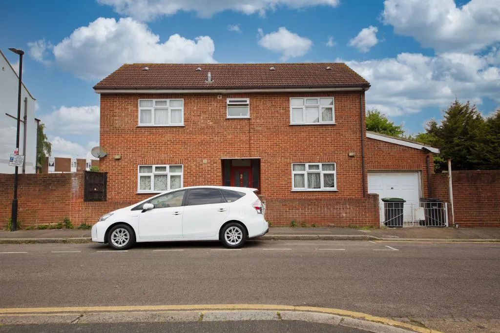 4 bed detached house for sale in Waverley Road, London N17, £400,000