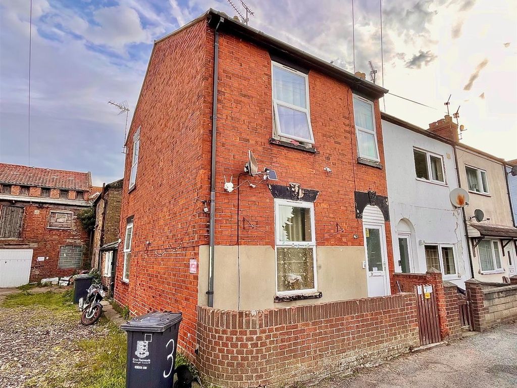 3 bed end terrace house for sale in School Road Back, Great Yarmouth