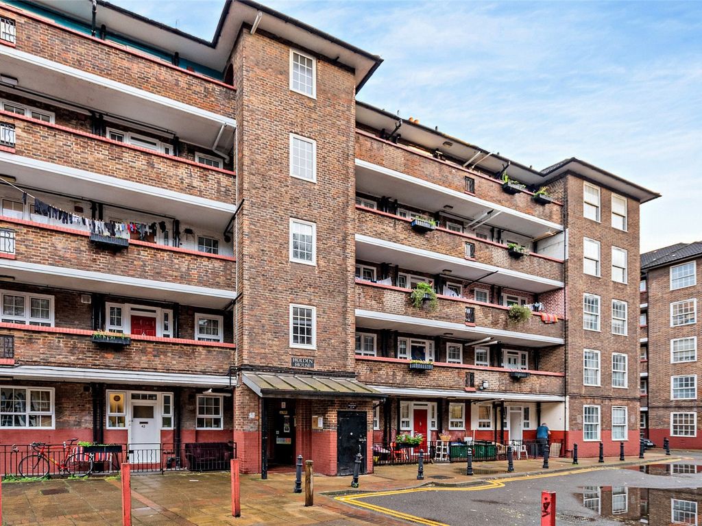 4 bed flat for sale in Deptford Church Street, London SE8, £360,000