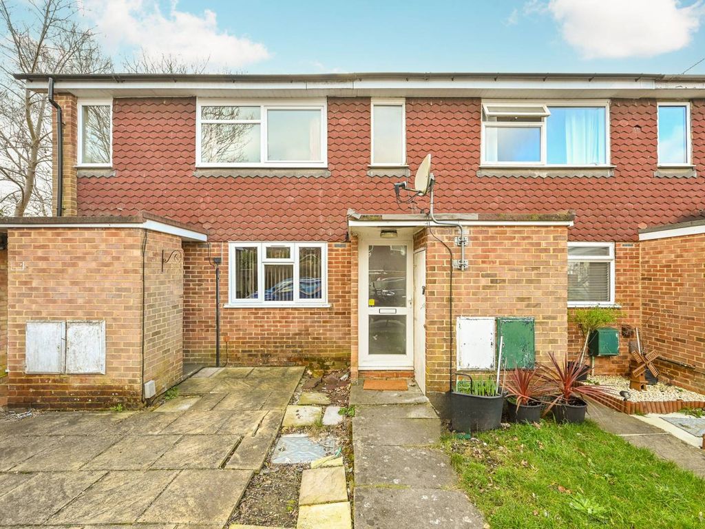 2 bed for sale in Eastbrook Close, Woking GU21, £250,000