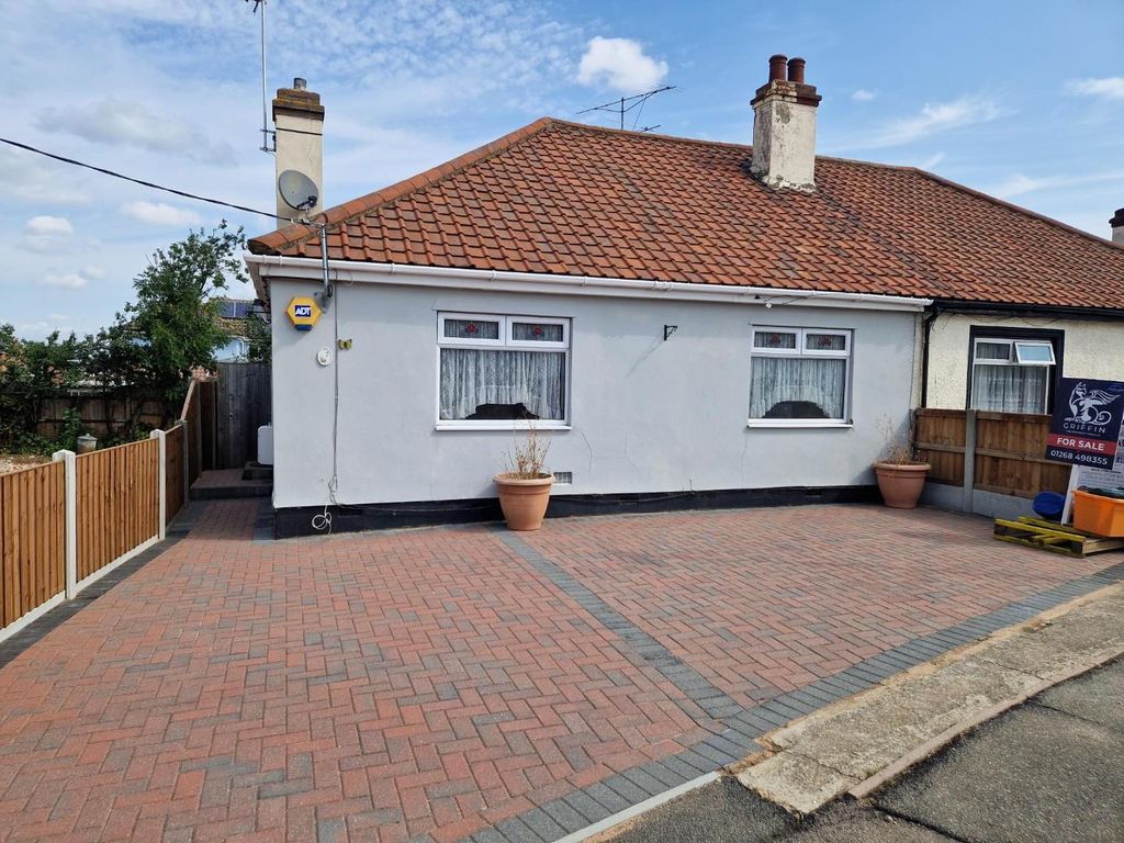 2 bed semidetached bungalow for sale in Rectory Gardens, Pitsea