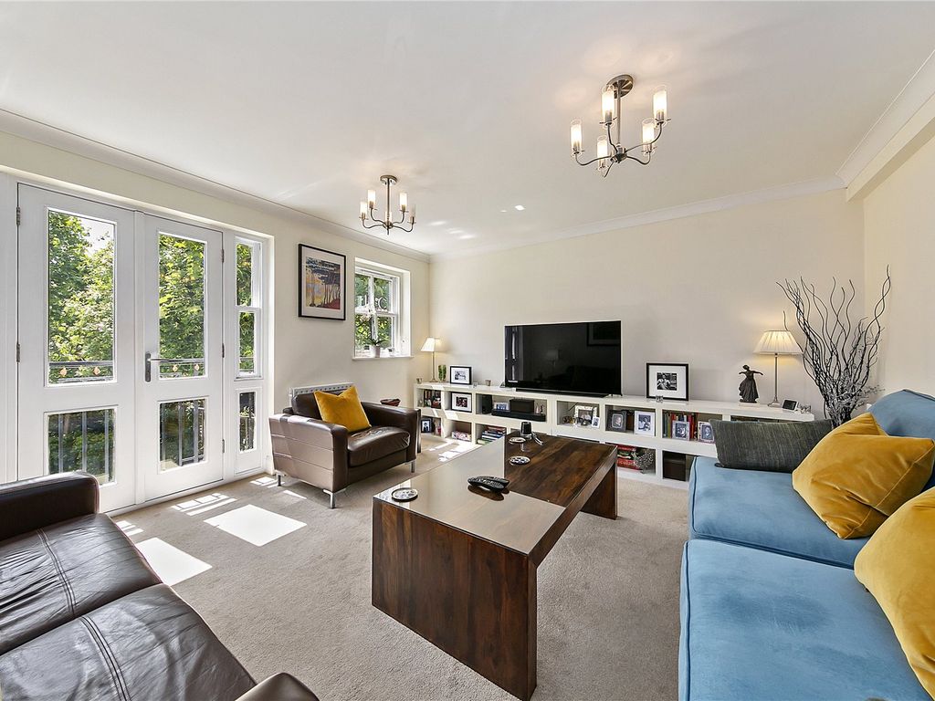 2 bed flat for sale in Cambridge Park, East Twickenham TW1, £740,000