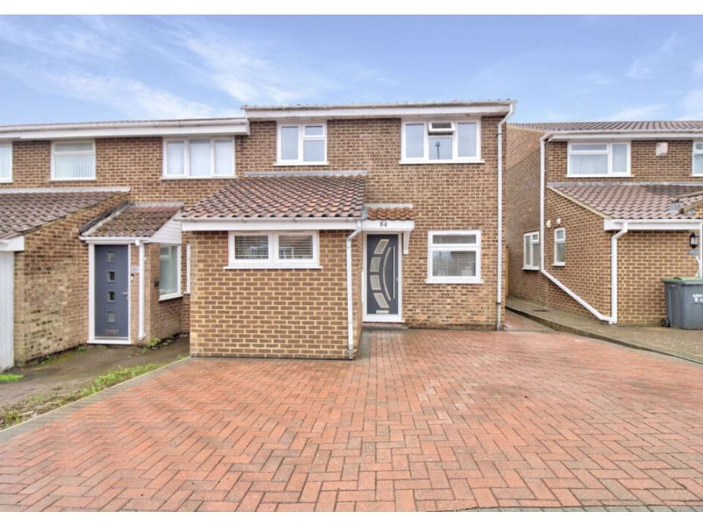 3 bed semidetached house for sale in Dunsmore Road, Luton LU1, £