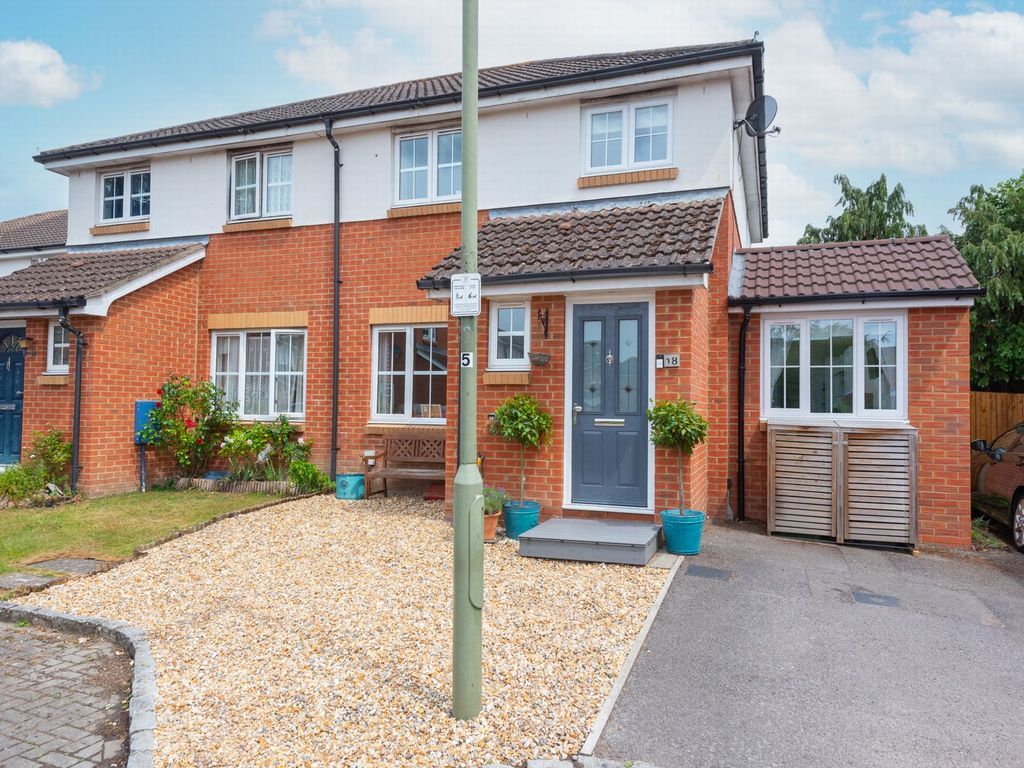 3 bed semidetached house for sale in The Glade, Mytchett GU16 Zoopla