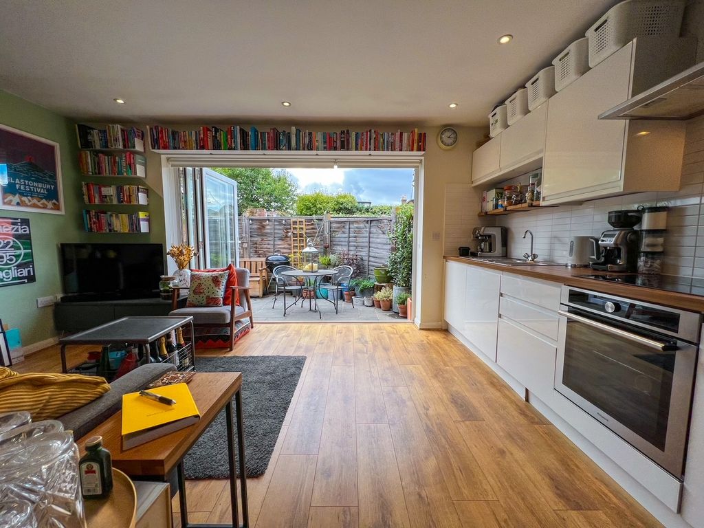 1 bed flat for sale in Cambridge Road, WaltonOnThames KT12, £279,950