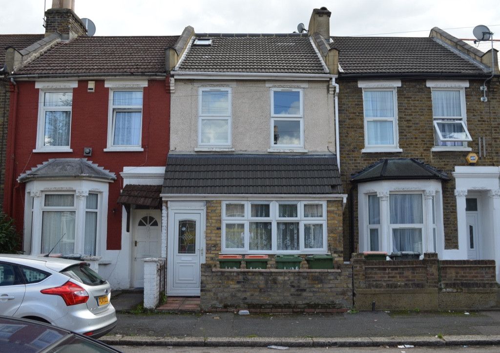 2 bed flat to rent in Heyworth Road, London E15 Zoopla