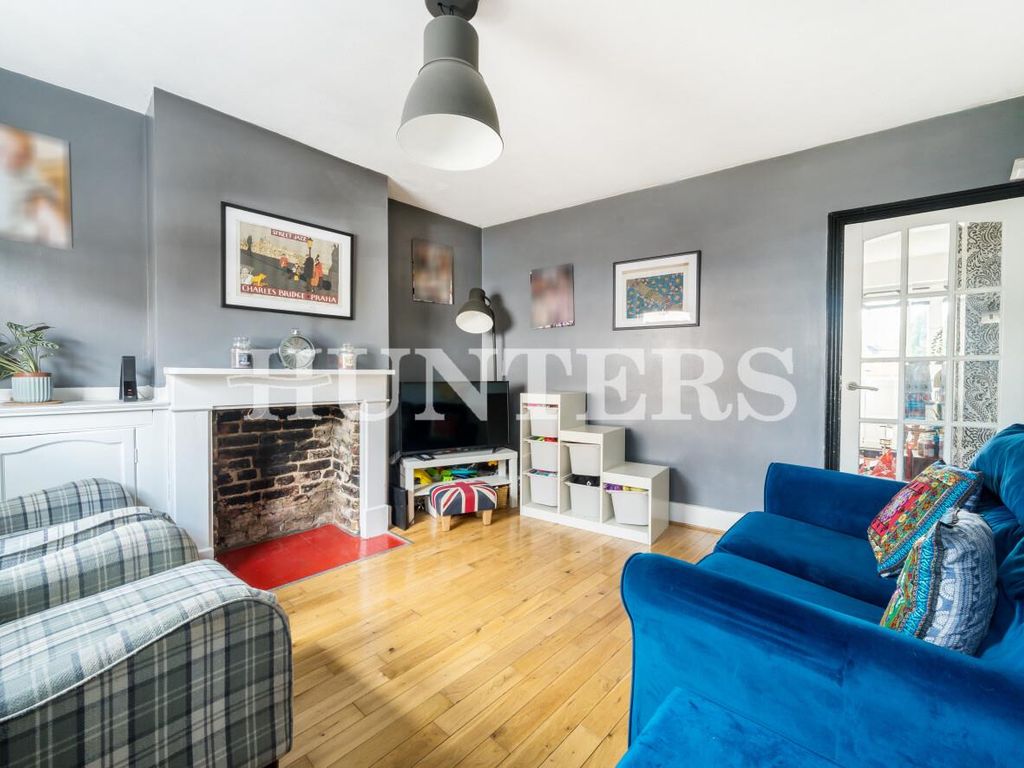 2 bed property for sale in Richmond Road, Gidea Park, Romford RM1, £