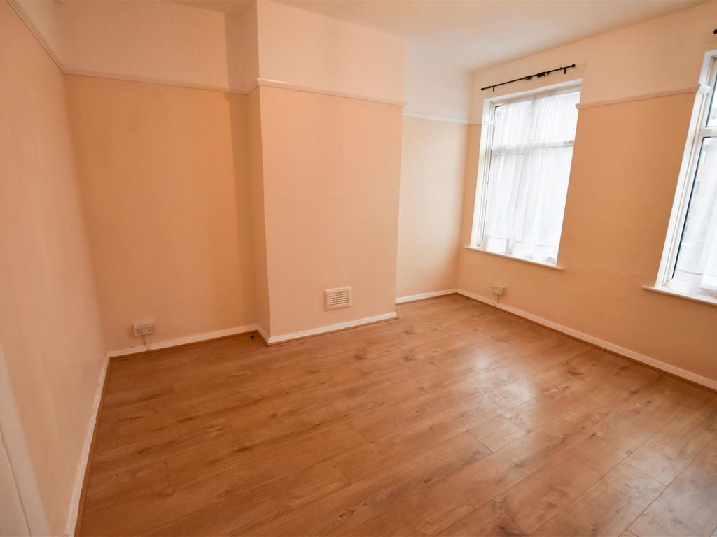 3 bed flat to rent in Parkview, High Street, Yiewsley, West Drayton UB7