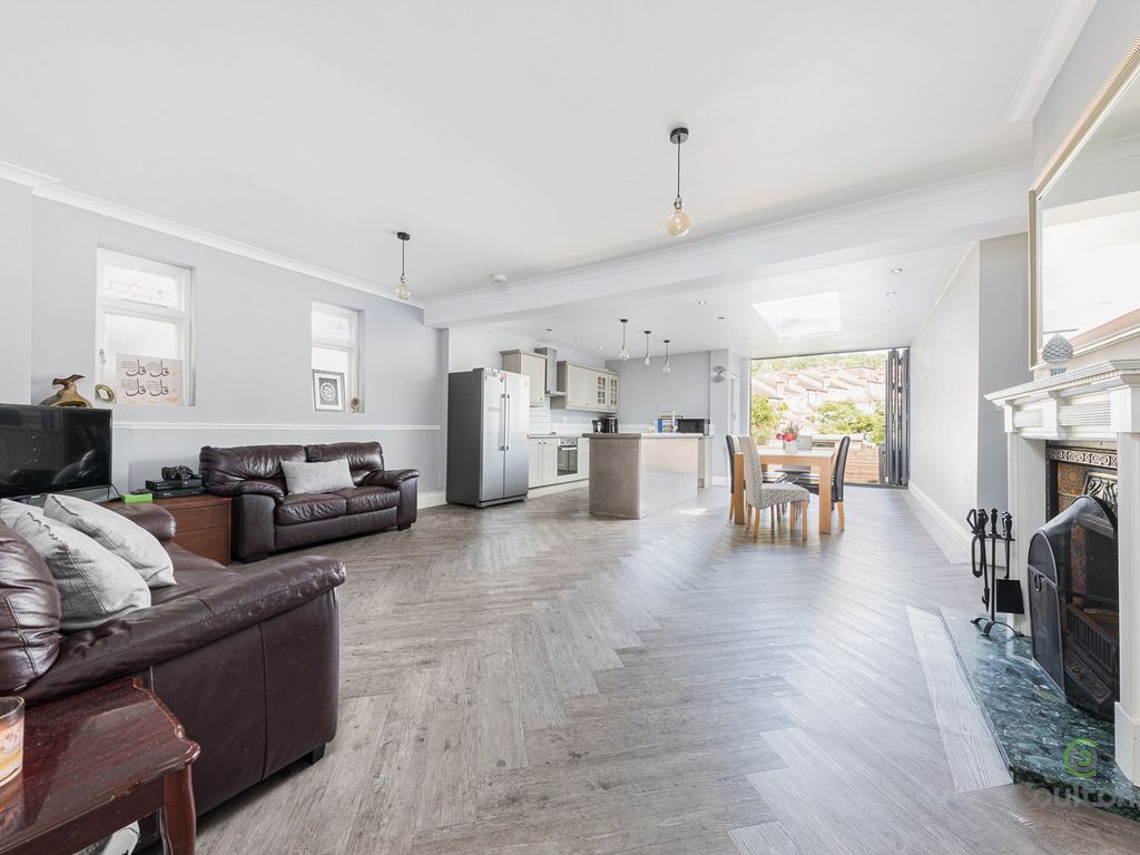 4 bed end terrace house for sale in Kings Head Hill, London E4 Zoopla