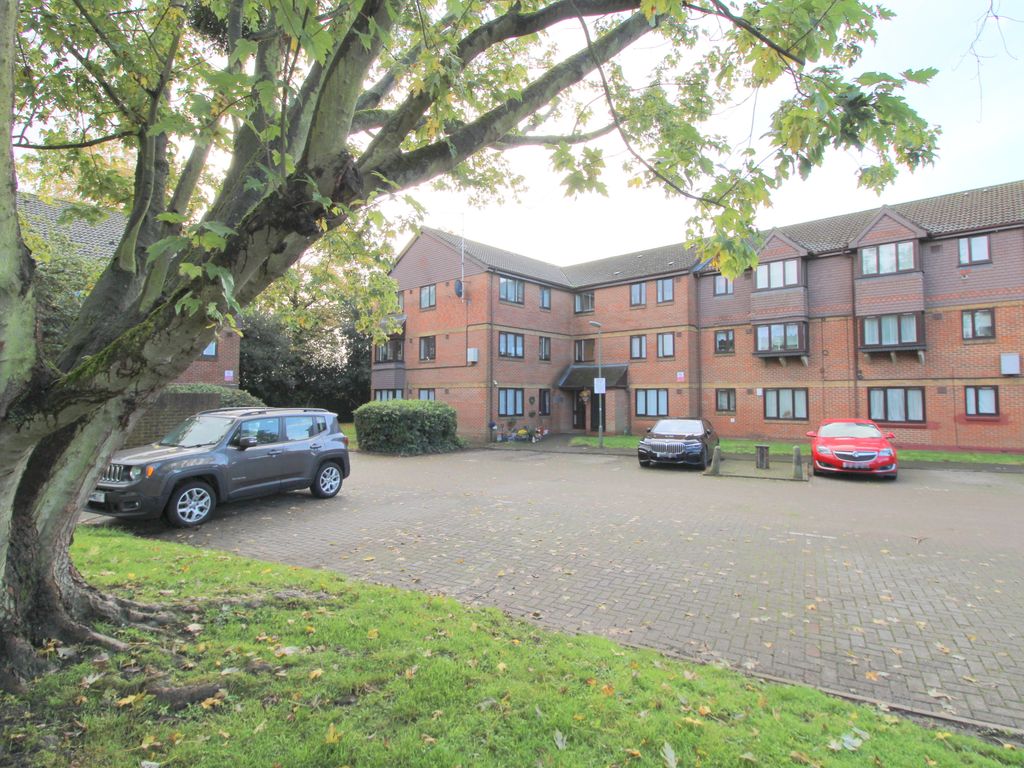 2 bed flat for sale in Dutch Barn Close, Stanwell, Staines TW19, £