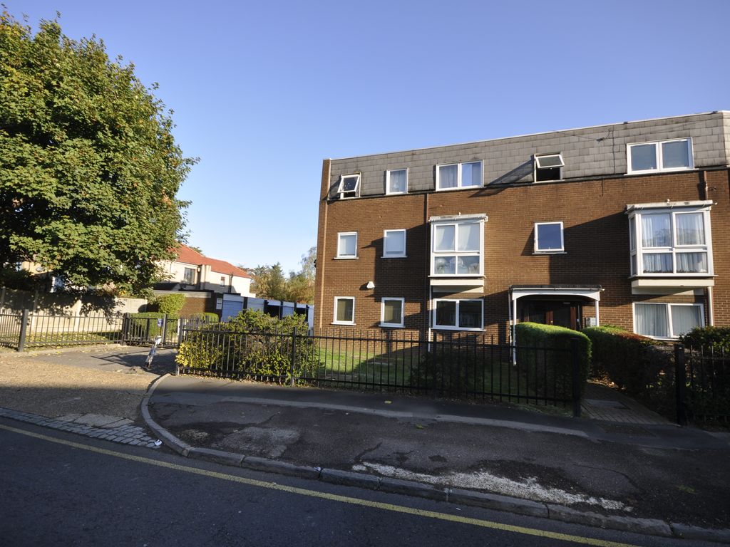 2 bed flat to rent in Station Road, Gidea Park, Romford RM2 Zoopla