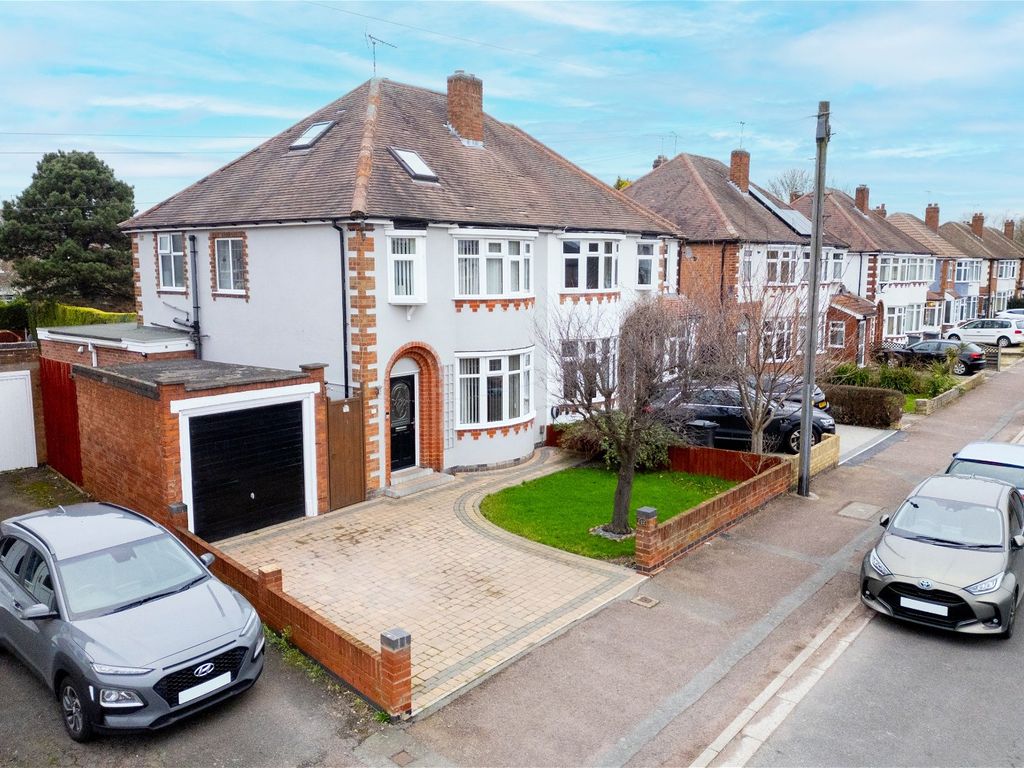 4 bed semidetached house for sale in Kingsmead Close, Knighton