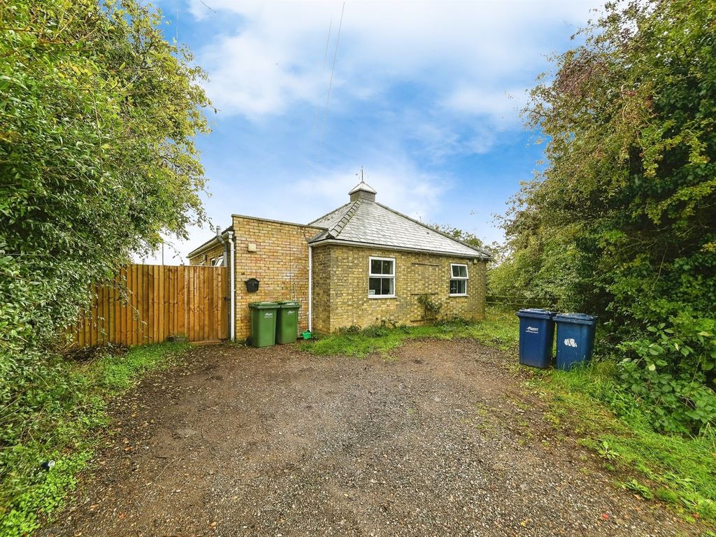 3 bed detached bungalow for sale in Mays Lane, Leverington, Wisbech