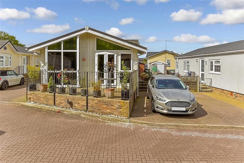 2 bed mobile/park home for sale in Woodlands Lodge Park, Ashford, Kent