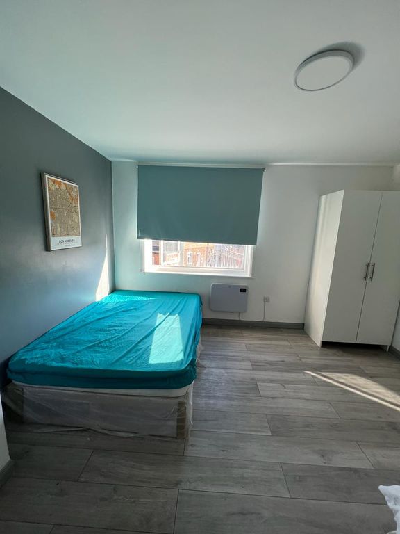 1 bed flat to rent in Dunstable Close, Luton, Bedfordshire LU4, £895