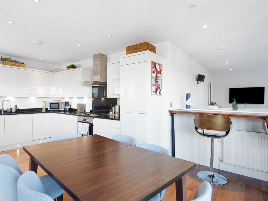 2 bed flat for sale in Green Court, Ashley Crescent, London SW11, £