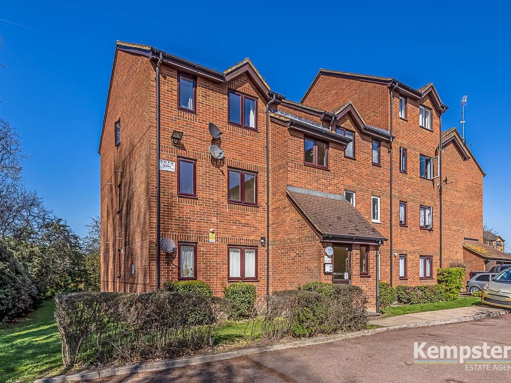 1 bed flat for sale in Porter Close, Grays RM20 Zoopla