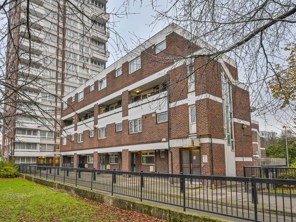 3 bed flat for sale in Salmon Lane, Limehouse, London E14, £450,000