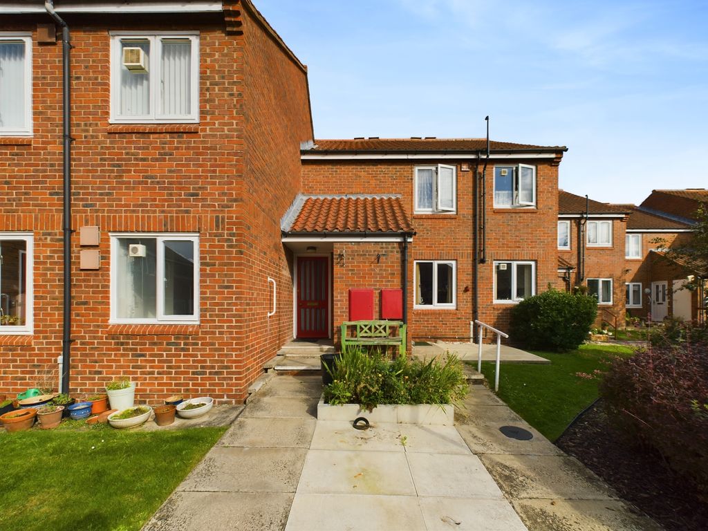 2 bed flat for sale in Mistral Court, York YO31, £150,000 Zoopla