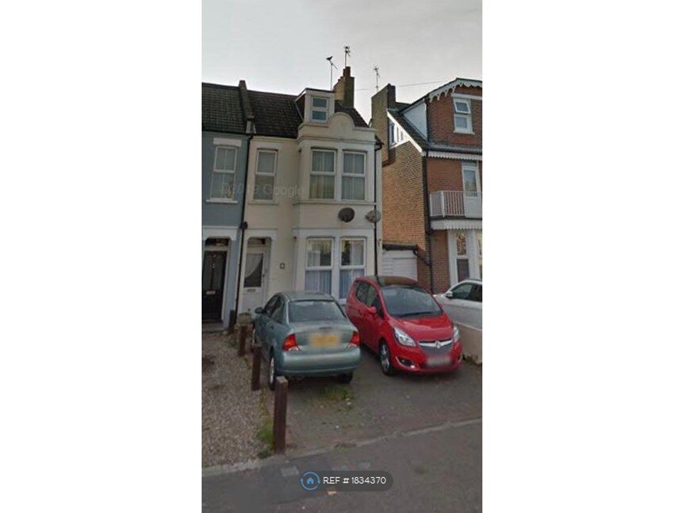 3 bed to rent in Hayes Road, Clacton On Sea CO15, £950 pcm
