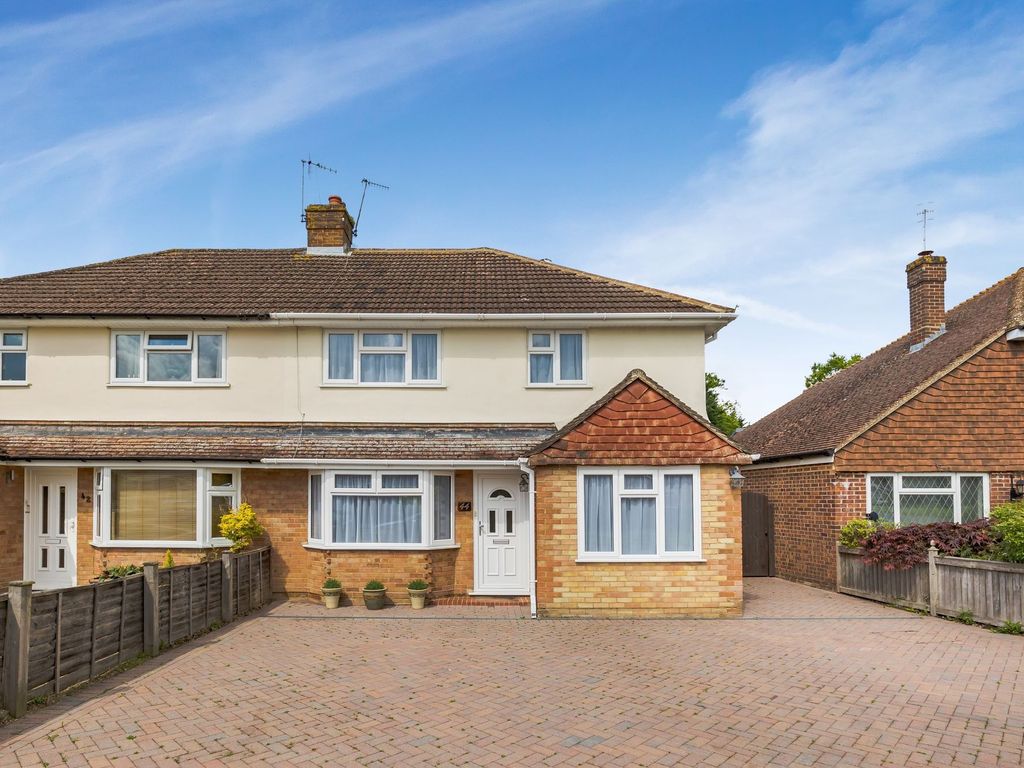 4 bed semidetached house for sale in Benhams Drive, Horley RH6 Zoopla