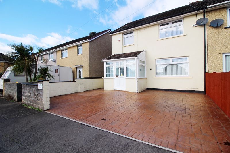 3 bed end terrace house for sale in Ynyscorrwg Road, Hawthorn