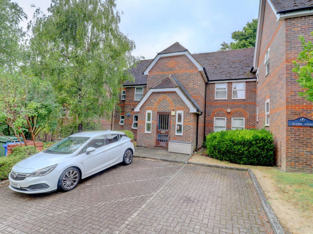 3 bed flat for sale in Glamis Court, Malmers Well Road, High