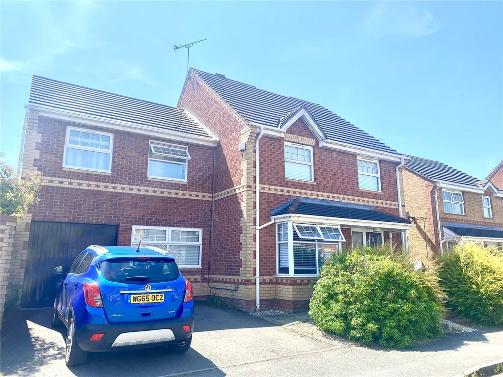 6 bed detached house to rent in Cliveden Walk, Nuneaton, Warwickshire