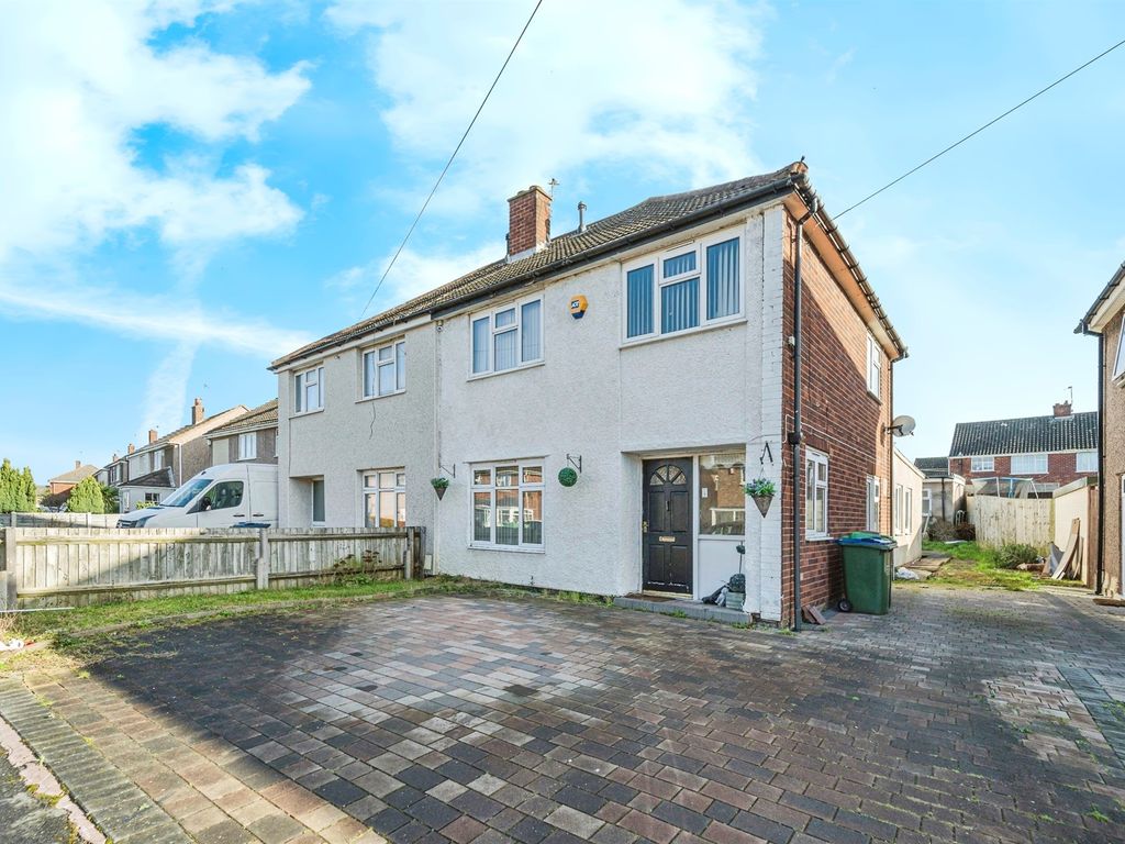 3 bed semidetached house for sale in Berkshire Crescent, Wednesbury