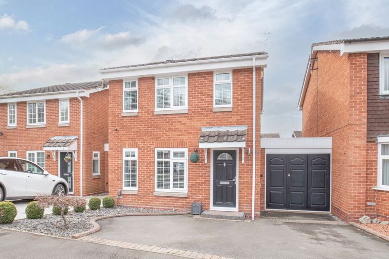 3 bed linkdetached house for sale in Berkeley Close, Winyates Green