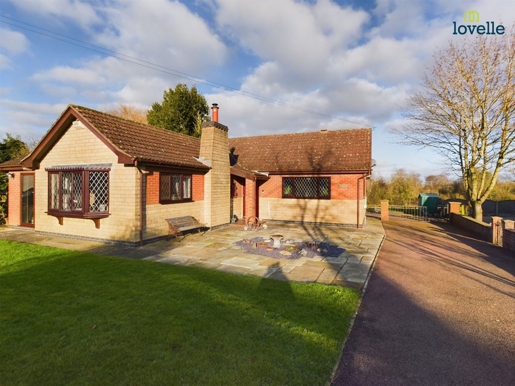 4 bed detached bungalow for sale in Main Street, Osgodby LN8, £425,000