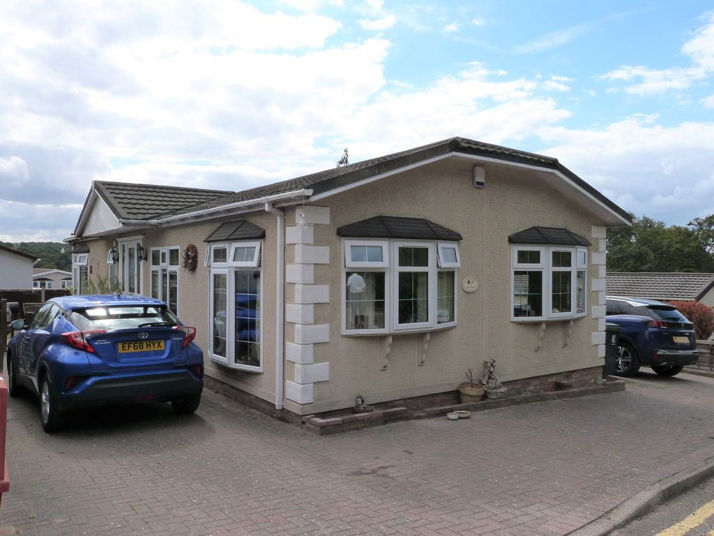 2 bed mobile/park home for sale in Woodbine Close, Waltham Abbey EN9