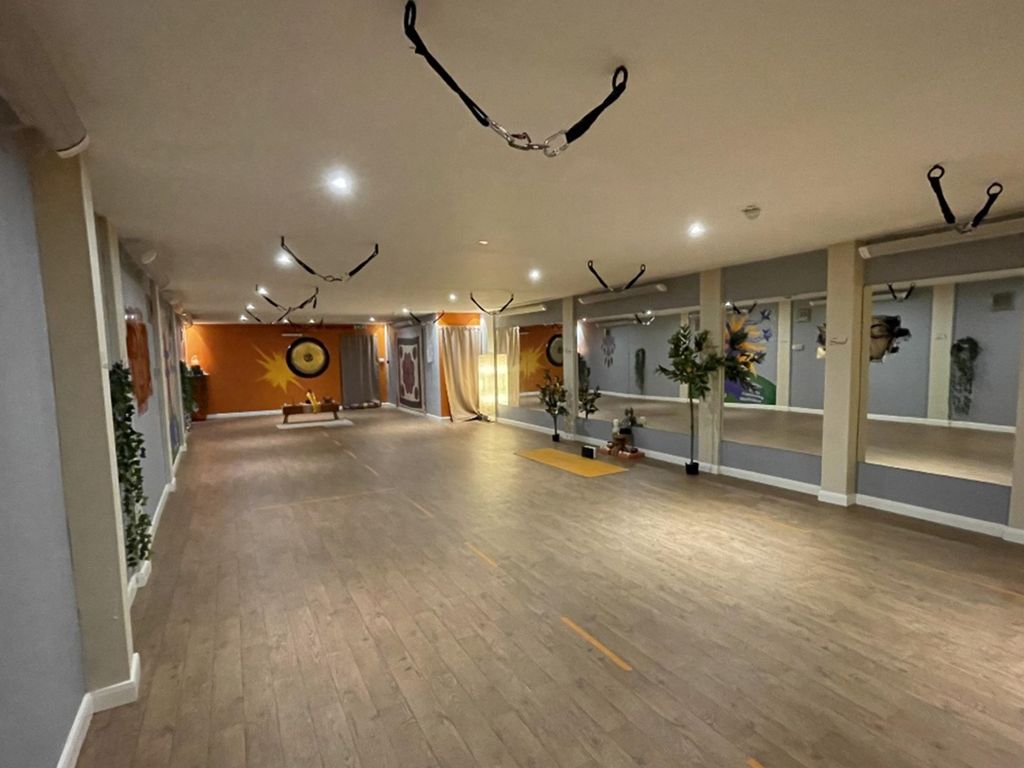 Leisure/hospitality to let in Limpsfield Road, South Croydon CR2, £