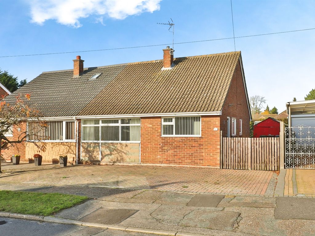 2 bed semidetached bungalow for sale in Woodland Road, Hellesdon