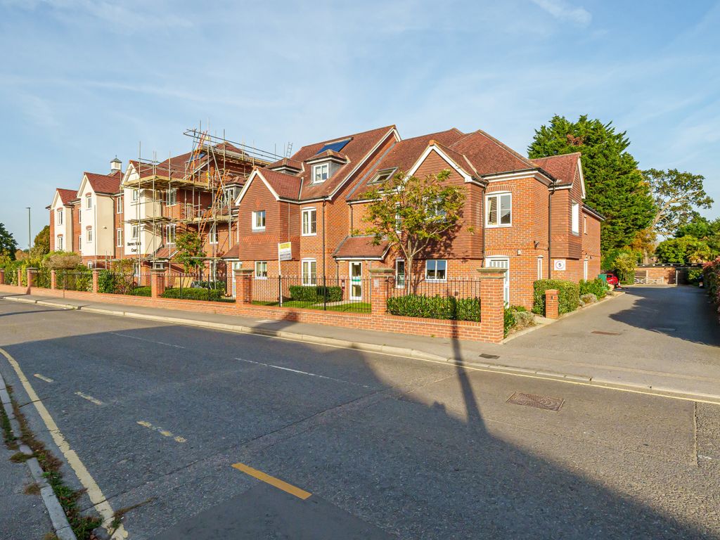 1 bed flat for sale in Oyster Lane, Byfleet KT14, £150,000 Zoopla