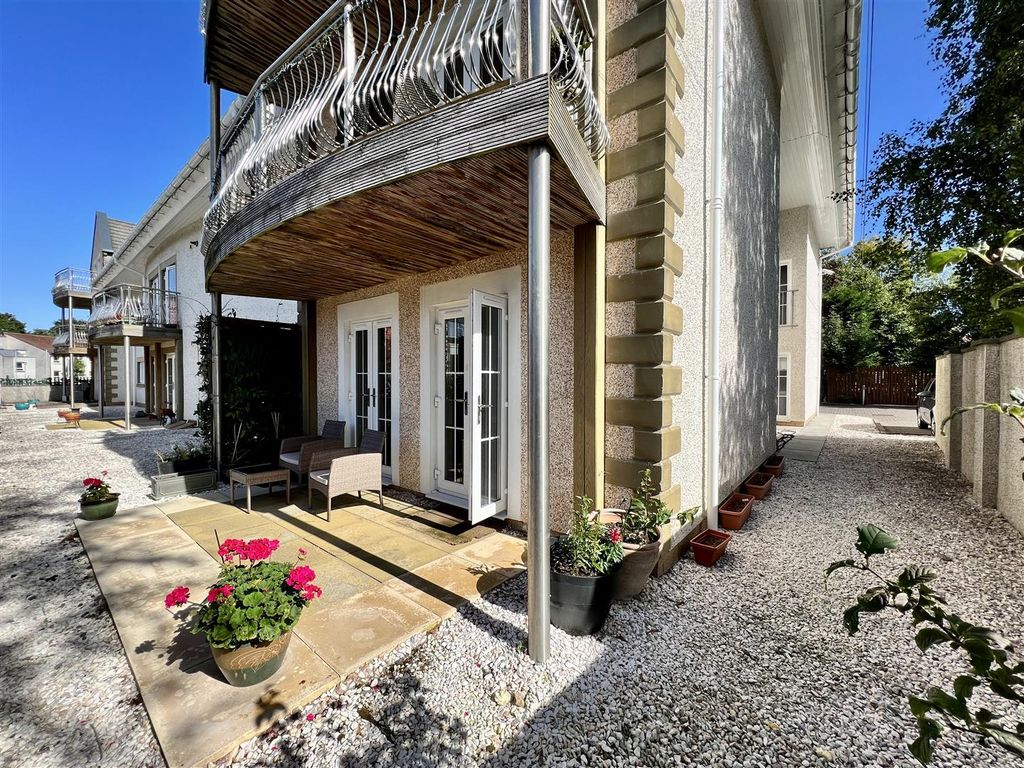 2 bed flat for sale in Commercial Road, Strathaven ML10, £165,000 Zoopla