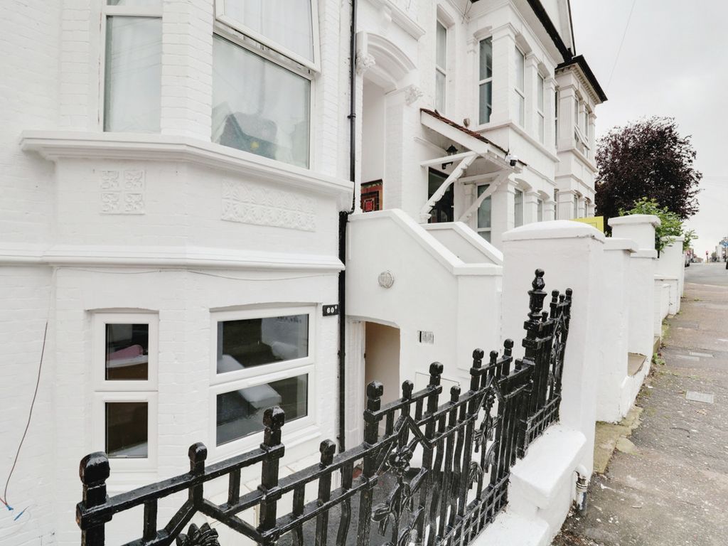 2 bed flat to rent in Heygate Avenue, SouthendOnSea SS1, £1,100 pcm