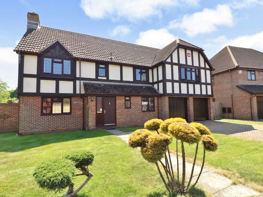 5 bed detached house for sale in Billington Gardens, Hedge End SO30, £