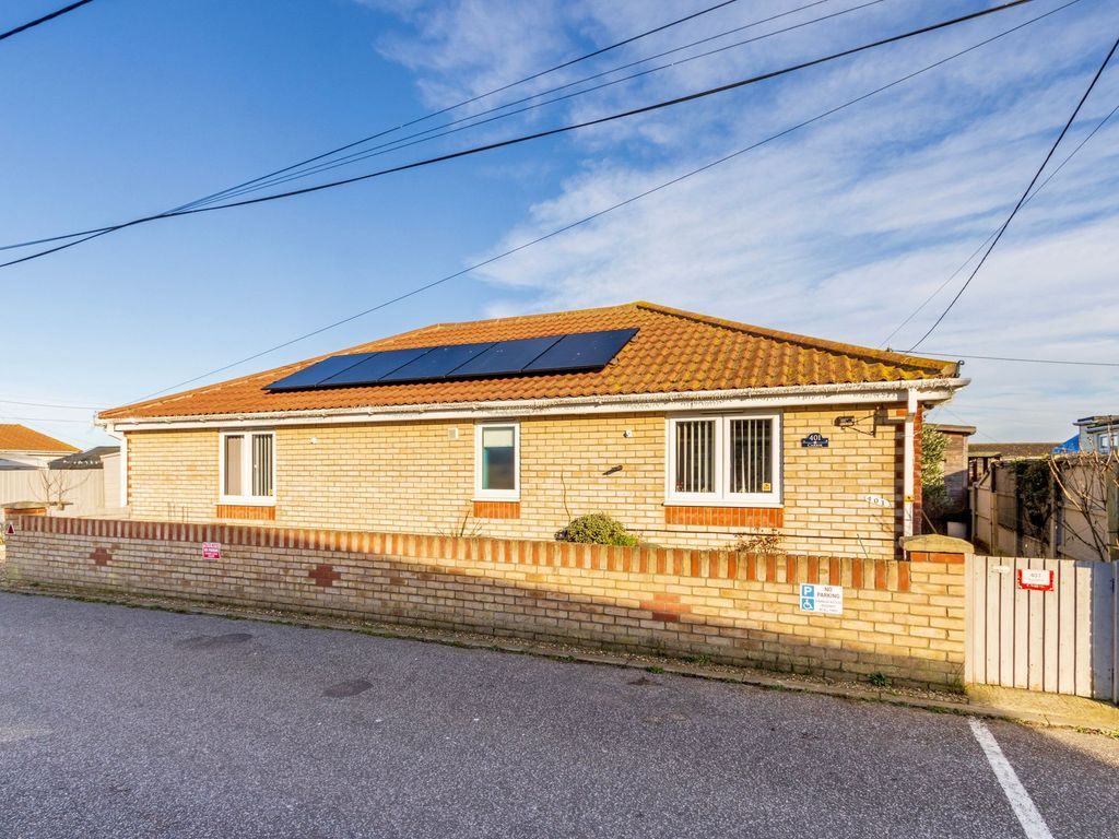 3 bed detached bungalow for sale in The Glebe, Hemsby NR29, £260,000