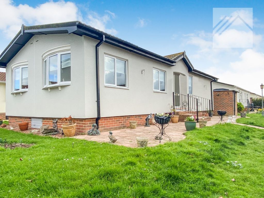2 bed mobile/park home for sale in Kings Park, Creek Road, Canvey