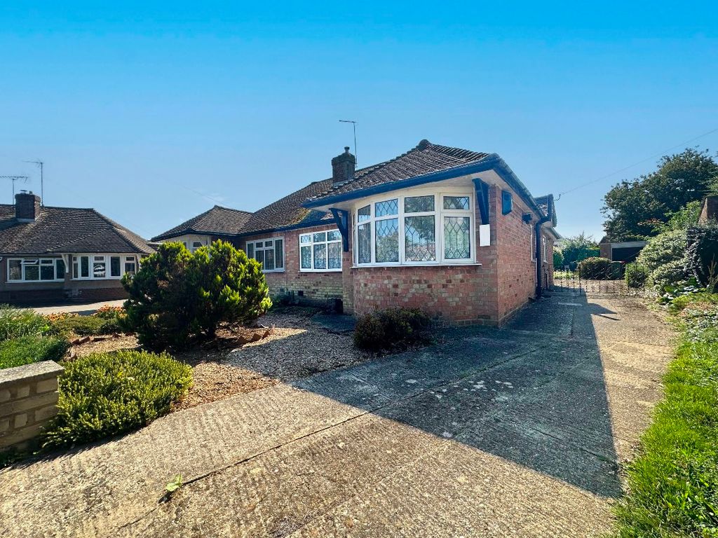 3 bed bungalow for sale in Chapel Close, Toddington, Dunstable LU5, £