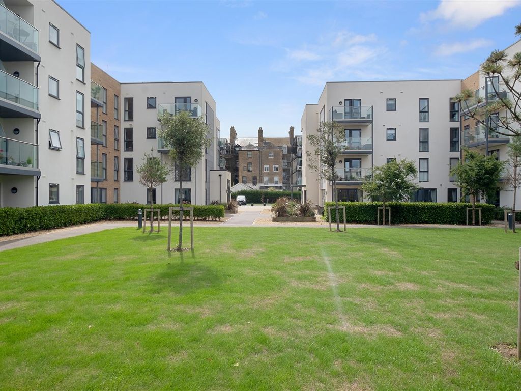 1 bed flat for sale in Neptune House, Heene Road, Worthing BN11, £