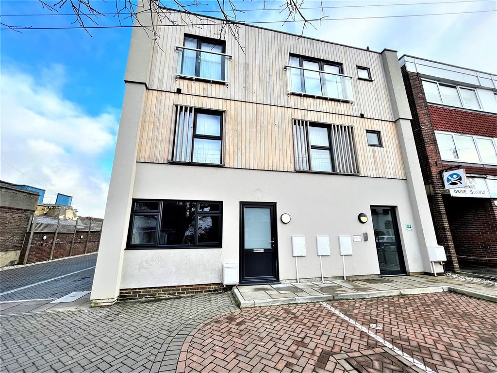 2 bed flat to rent in Cooden Sea Road, BexhillOnSea TN39 Zoopla