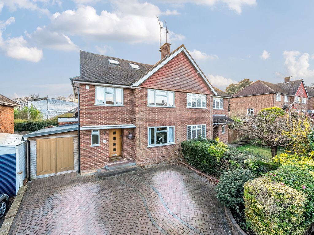 4 bed semidetached house for sale in East Hill, Woking GU22, £665,000