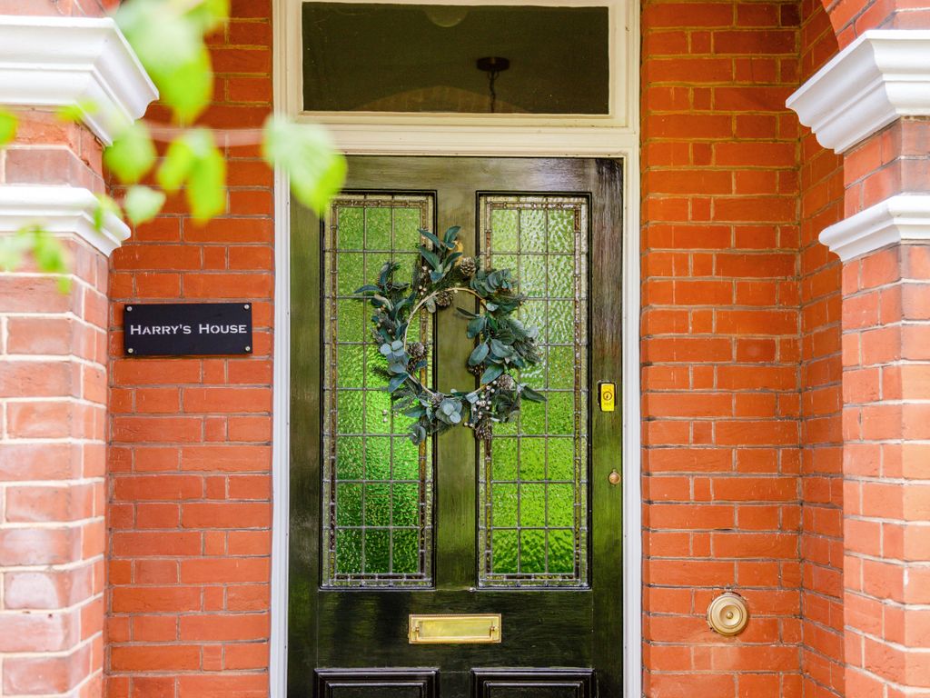 3 bed flat for sale in Rothes Road, Dorking RH4, £665,000 Zoopla